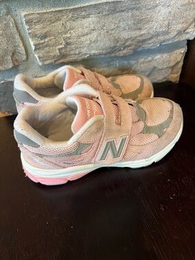 New Balance 990 Little Kids 1 Pink and Gray Velcro Sneakers